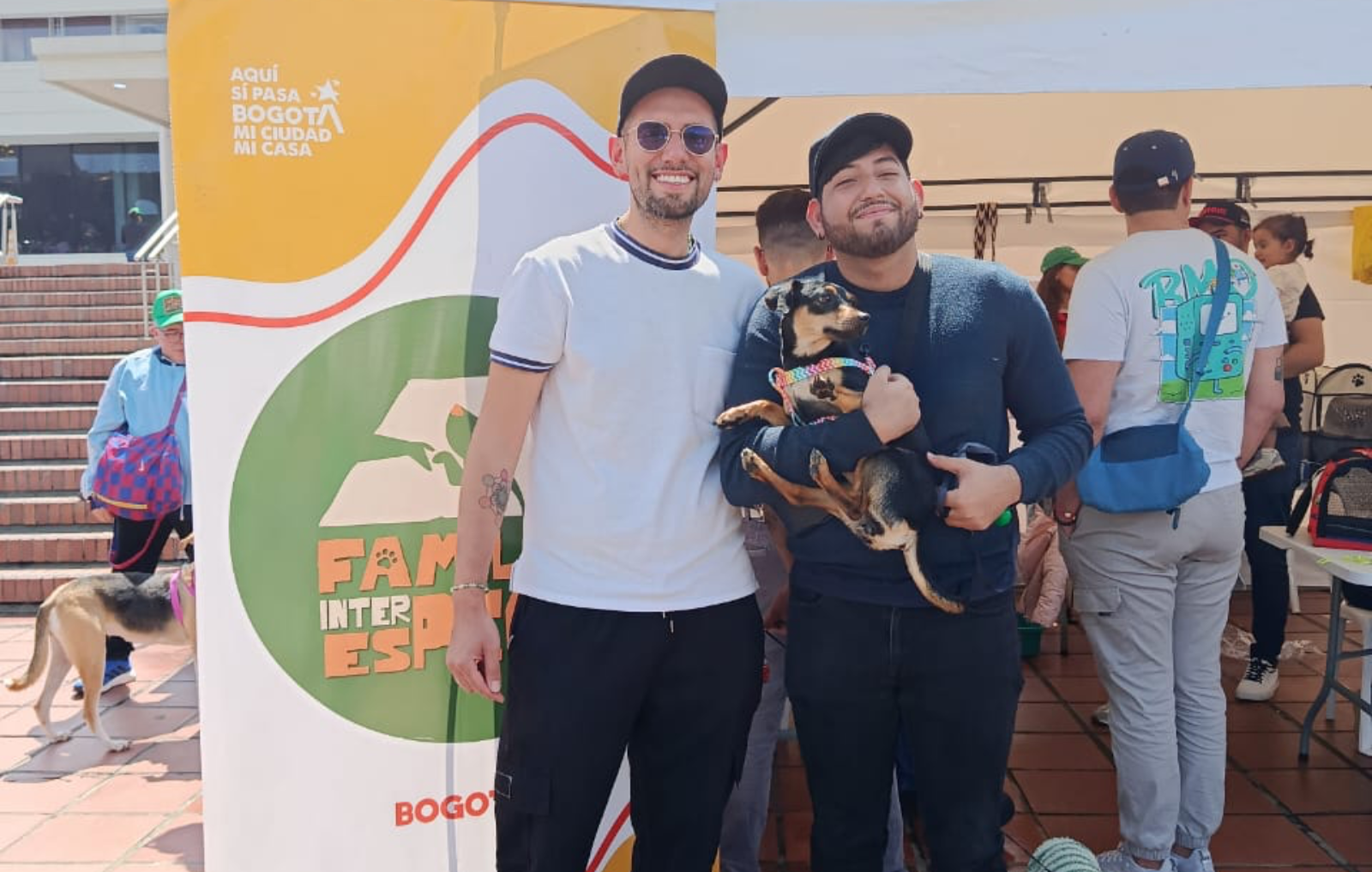 Familia feliz en jornada de adopciones