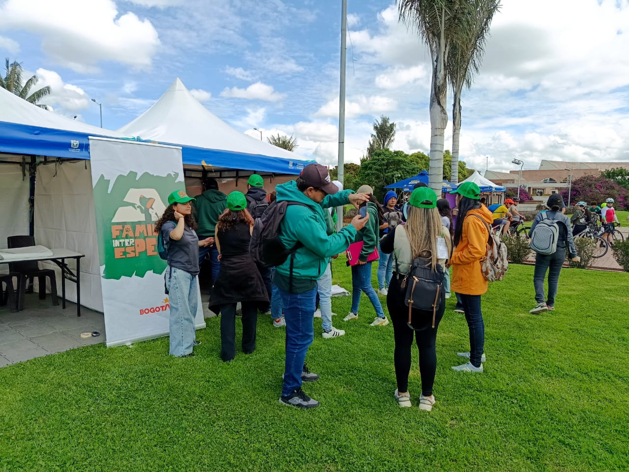 Participantes del programa de voluntariado ambiental durante una jornada de restauración ecológica.